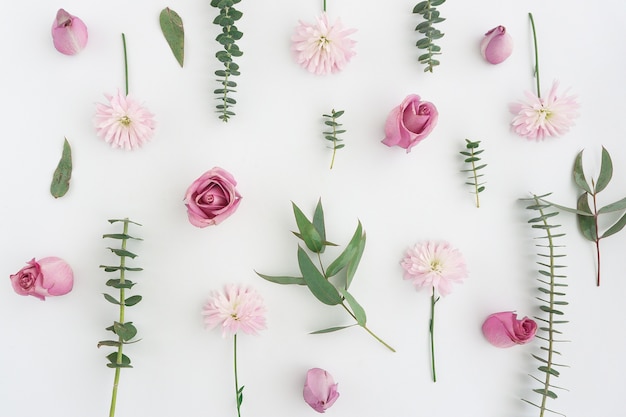 Free photo natural composition with pink flowers