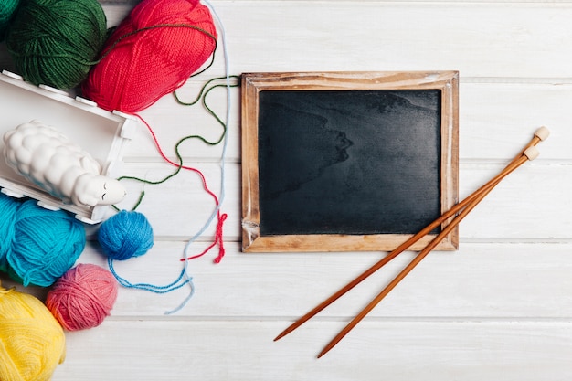 Free photo needles on slate and wool