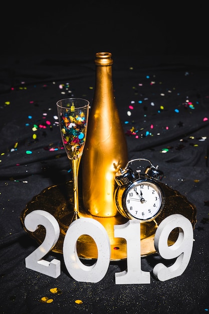 Free photo new year composition of champagne and clock