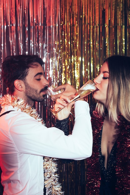 Free photo new year party concept with couple drinking