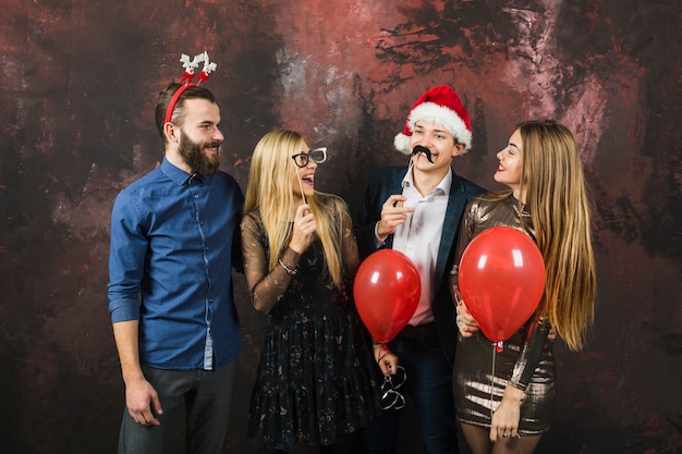 Free photo new year party concept with group of four friends