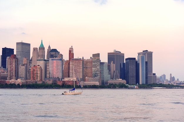 Free photo new york city manhattan downtown skyline at sunset over hudson river panorama