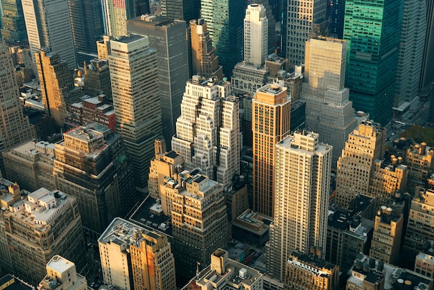 Free photo new york city manhattan skyline aerial view with street and skyscrapers.