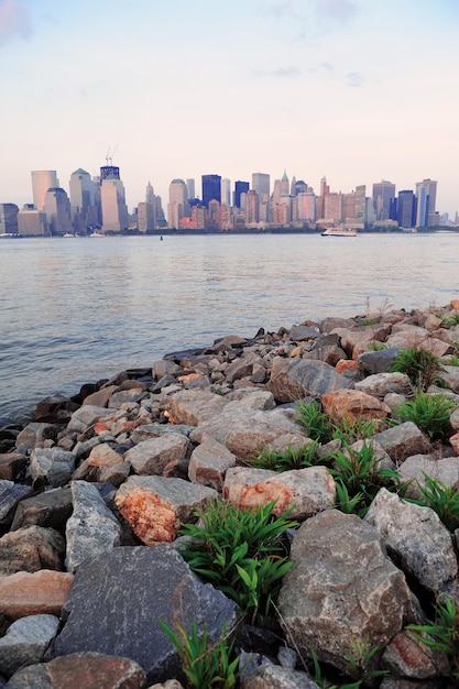 Free photo new york city river shore