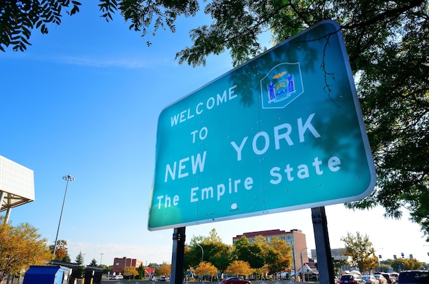 New York welcome sign