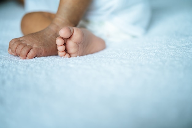 Free photo newborn baby feet on a white blanket