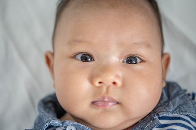 Free Photo a newborn baby who opens his eyes and looks forward