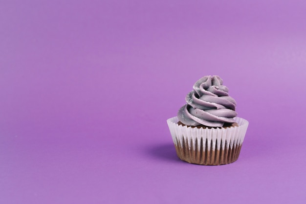 Free photo nice muffin on violet background