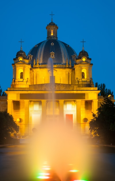 night view of the Monumento a los Caidos