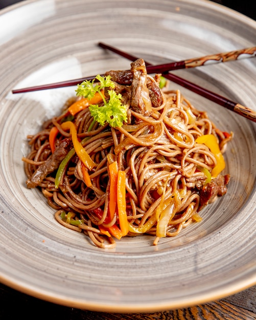 Free Photo noodles prepared with meat bell peppers and sauce