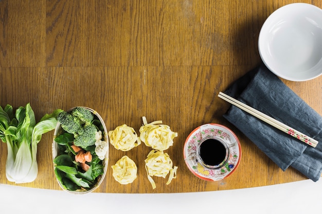 Free Photo noodles and vegetables near soy sauce