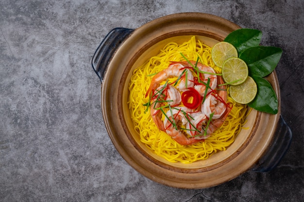 Free photo northern thai food (khao soi shrimp), spicy noodles decorated with ingredients.