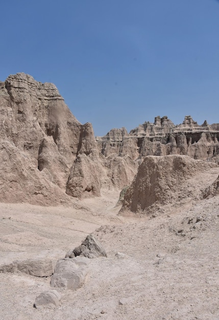 Free Photo notch trail in badlands national park with rock formations