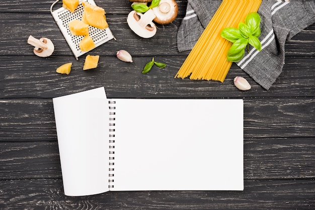 Free photo notebook and spaghetti with mushrooms