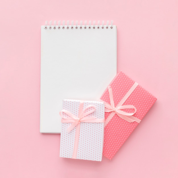 Free Photo notebook with pink presents