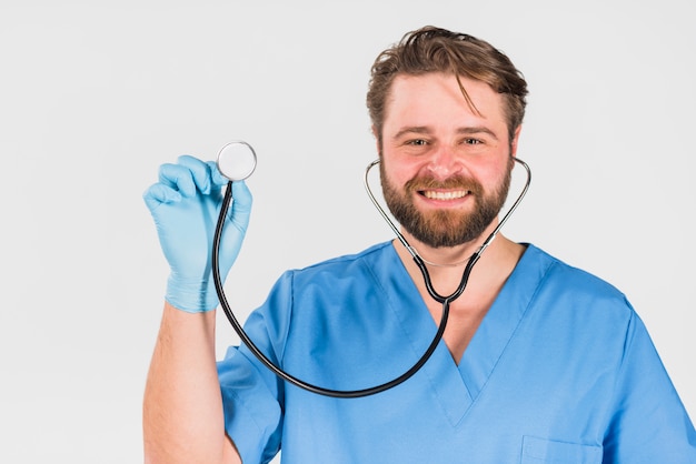 Free photo nurse man smiling and using stethoscope