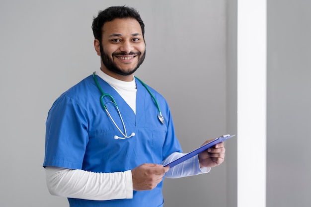 Free photo nurse preparing for consult