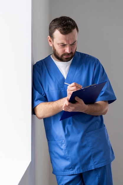 Free Photo nurse preparing for consult