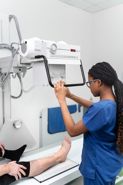 Free photo nurse preparing machine for scanning