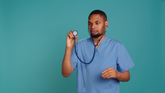 Free photo nurse using stethoscope on patient during medical exam