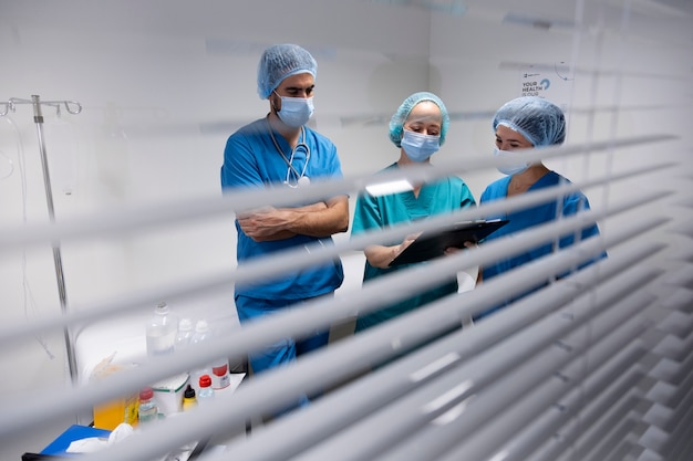 Free photo nurses wearing masks medium shot