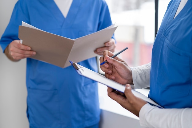 Free photo nurses with documents at hospital