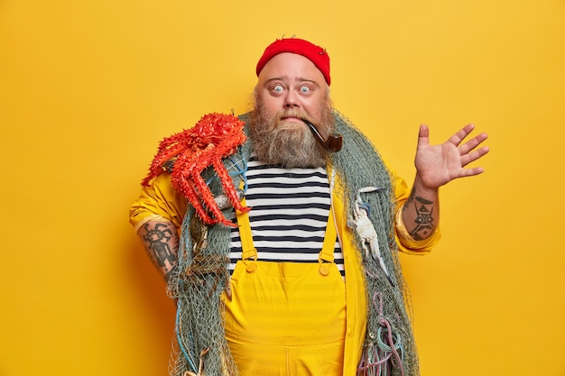 Free photo obese bearded male sailor wiith fishing net