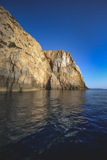 Free photo ocean surrounded by the rocky cliffs