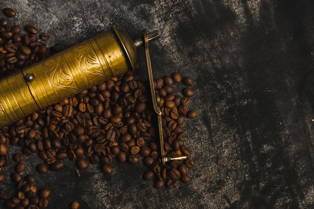 Free photo old grinder on coffee beans