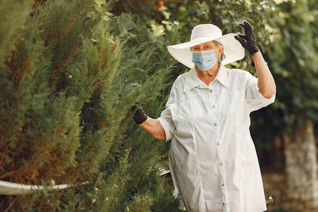 Free photo old man in a medical mask. man in the park. coronavirus theme.