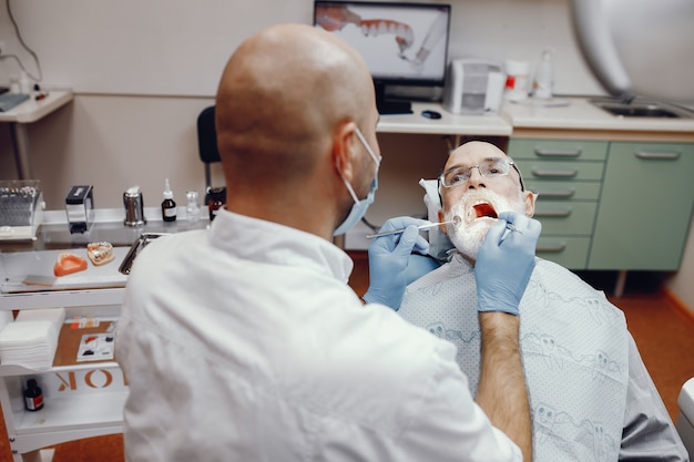 Free photo old man sitting in the dentist's office