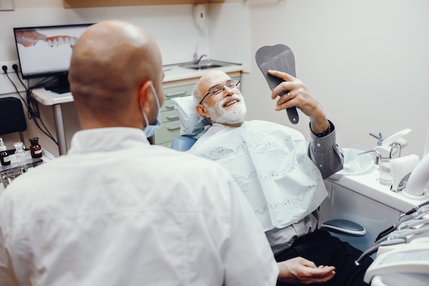 Free photo old man sitting in the dentist's office