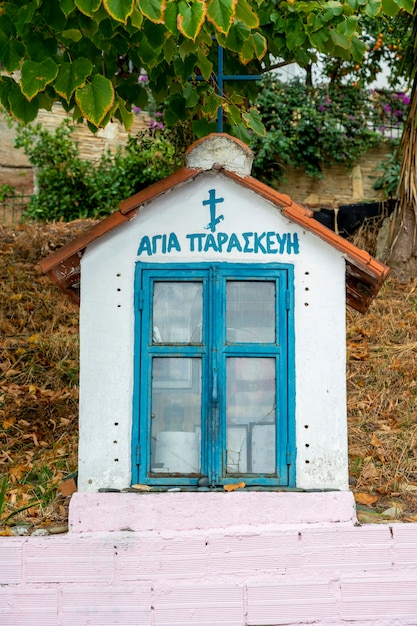 Free Photo an old shrine on the street made of stone with icons inside in skala fourkas, greece