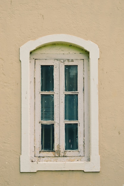 Free photo old white window on a light pink wall