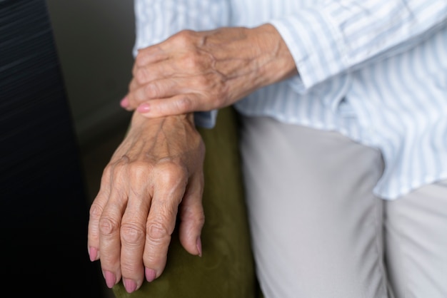 Old woman confronting alzheimer disease