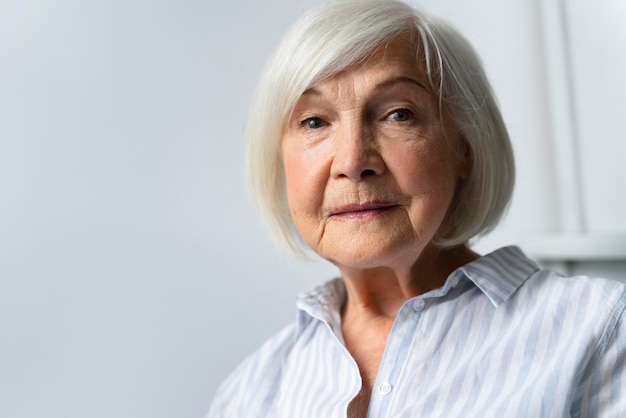 Free photo old woman confronting alzheimer disease