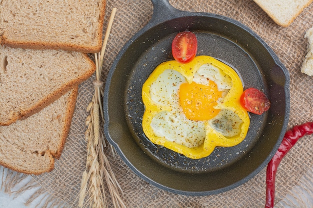 Free photo omelet with slices of white breads on sackcloth .