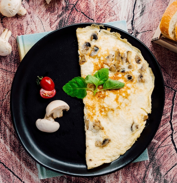 Free Photo omelette with tomato and mushrooms