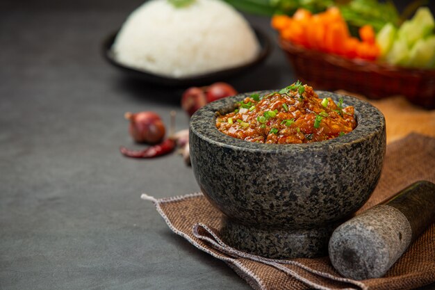 Ong chili paste in a mortar Decorated with beautiful side dishes.