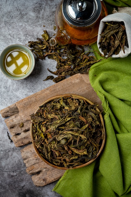 Free photo oolong green tea in a teapot and bowl.