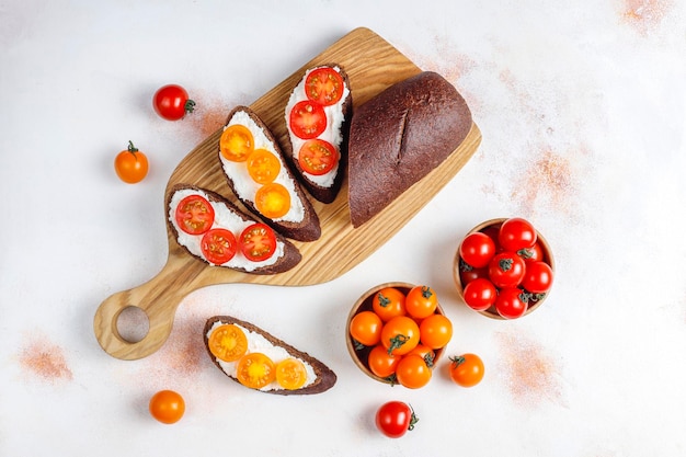 Open sandwiches with cottage cheese,cherry tomatoes and basil.