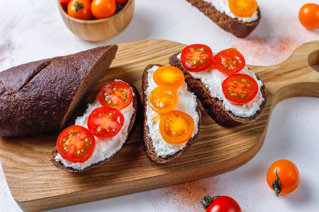 Open sandwiches with cottage cheese,cherry tomatoes and basil.