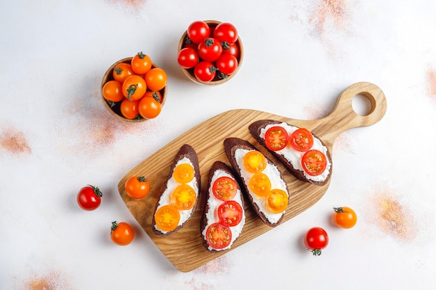 Open sandwiches with cottage cheese,cherry tomatoes and basil.