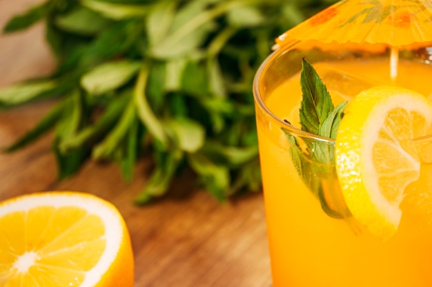 Free photo orange drink with lemon slice