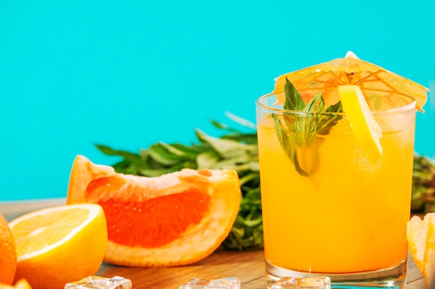 Free photo orange juice and pieces of citrus fruits