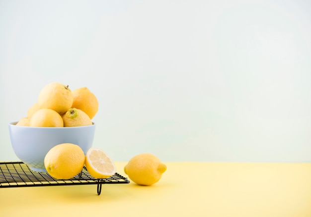 Free photo organic lemons in a bowl with copy space