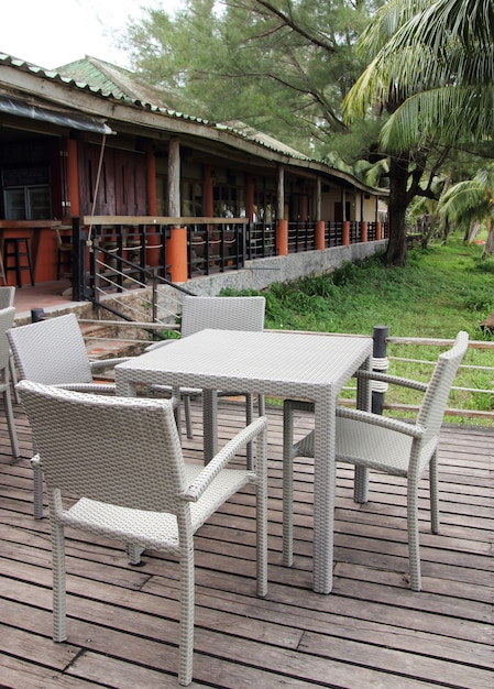 Free photo outdoor restaurant with tables and chairs in resort