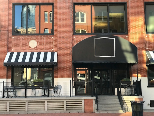 Free photo outdoor seating at a restaurant