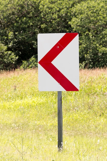 Free photo outdoors road arrow sign pointing left