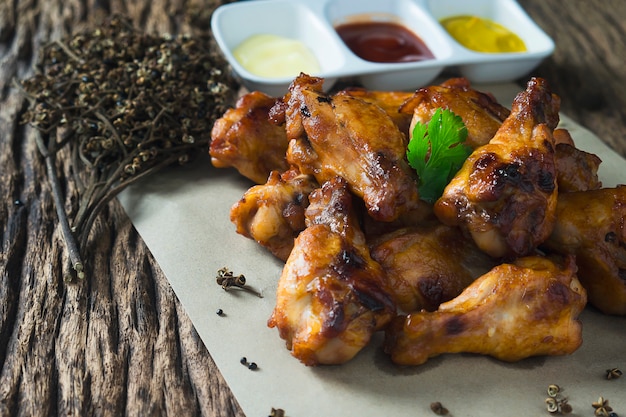 Free photo oven roasted chicken wings